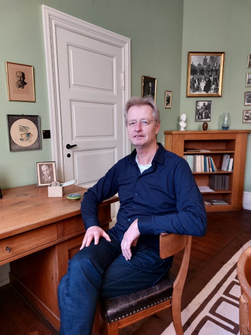 Peter van der Straten achter het bureau van Niels Bohr