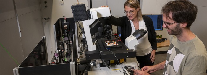 Daniela Kraft en Julio Melio in hun lab
